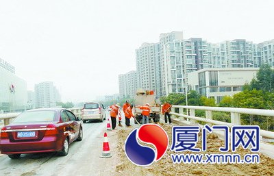 清潔工清潔時(shí)要占一個(gè)車道