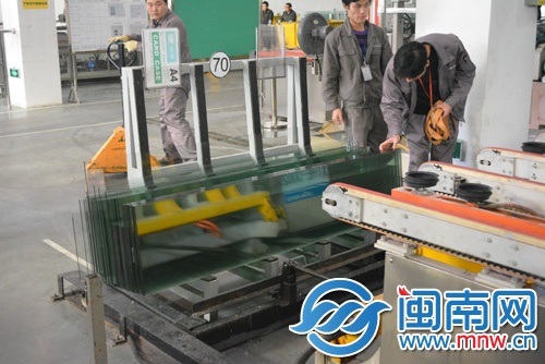 西河衛(wèi)浴玻璃加工生產線，正在進行玻璃切割環(huán)節(jié)