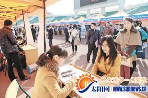 畢業(yè)生與用人單位現(xiàn)場洽談。