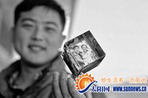 王先生帶回老家的婚紗照擺臺(tái)