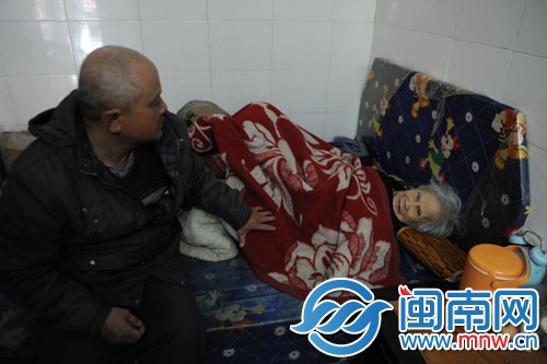 譚長(zhǎng)福的家有點(diǎn)背陰，床沒有床墊，被子沒有被套