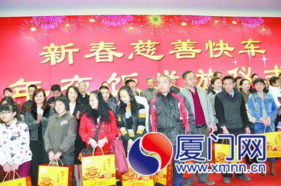 新春慈善快車“慈善年夜飯”發(fā)放儀式現(xiàn)場(chǎng)。