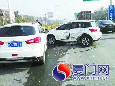 兩輛車(chē)在海翔大道上相撞