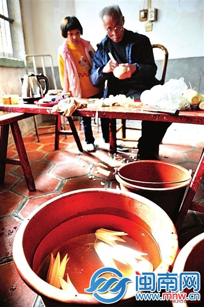 劉老伯手中的刻刀上下翻飛，雕出一朵白色的蘿卜花