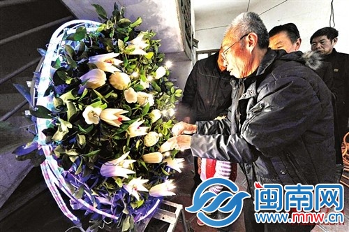 裝好燈泡，牽上燈帶，花燈就做好了