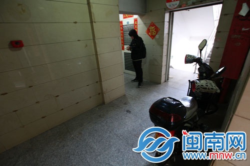 林女士在家門口停電動車時，遭遇歹徒襲擊