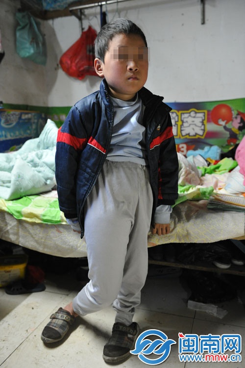 劉鑫扶著床沿，勉強(qiáng)站立