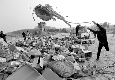 工作人員將非法煙花爆竹分?jǐn)倲[放，準(zhǔn)備銷毀