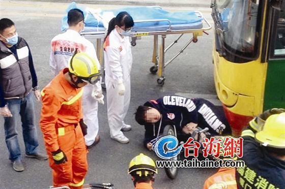 小董被壓在公交車(chē)下