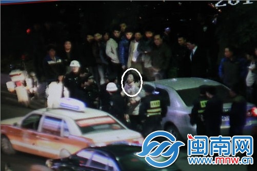 彭某(畫圈處)和警務(wù)人員爭吵