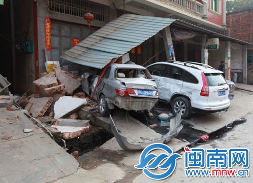 小車(左)撞墻后,殃及停在那的其余車