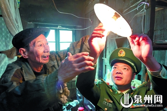 老人家燈泡壞了，邊防民警及時(shí)修好