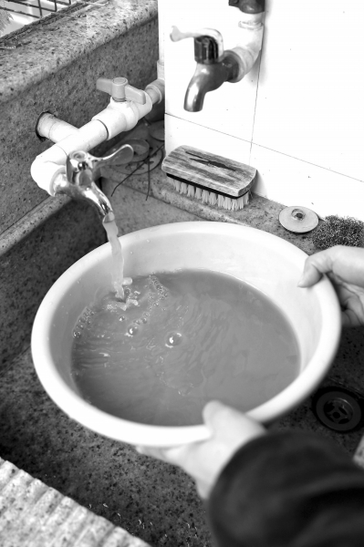 從興安花苑住戶家自來水管流出的自來水呈渾濁狀