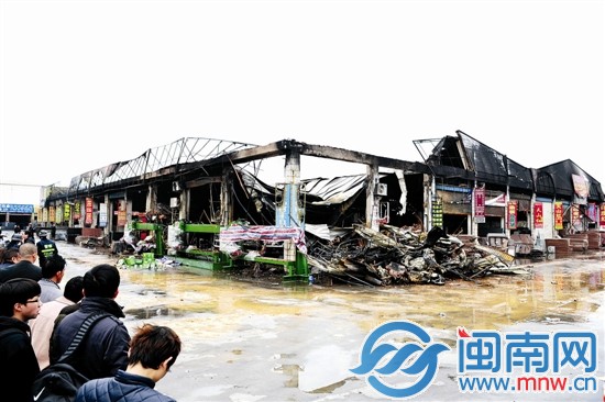 大火過(guò)后，現(xiàn)場(chǎng)一片狼藉