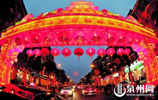 絢麗的主會(huì)場(chǎng)彩門(mén)