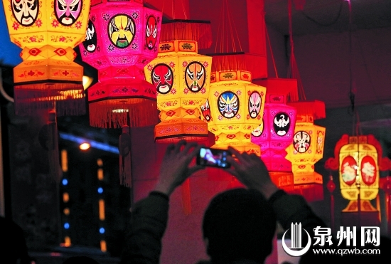 臉譜展現(xiàn)中國風(fēng)