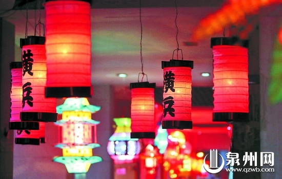 從日本空運(yùn)來的小田原燈置入紅色燈泡,喜慶又別致