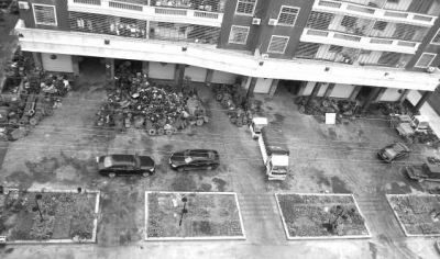 恒新花苑小區(qū)樓下，占道的廢舊汽車零件基本清空