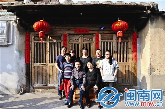 兒女各自帶著自己的小家庭，回西街拍全家福