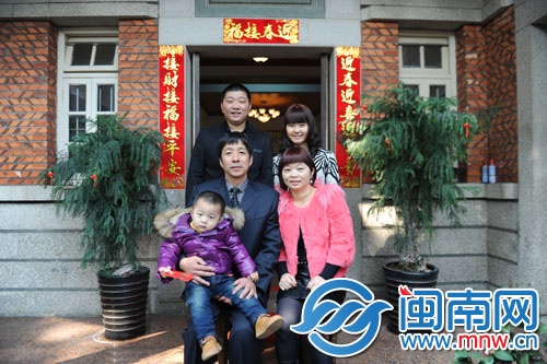 尤建人夫妻與兒子一家