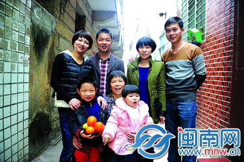 二十多年前拍的全家福里，只有4個(gè)人，如今一家已有