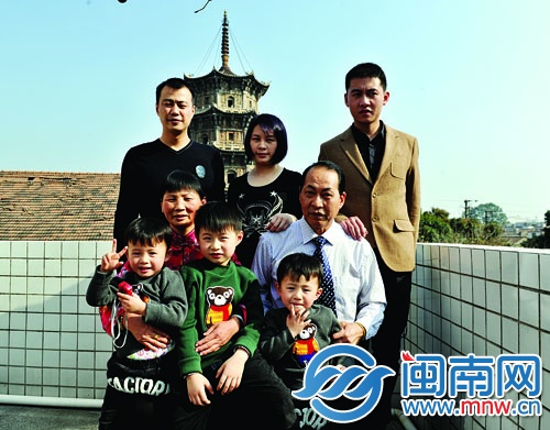 這次拍全家福，陳翠玉和十年前一樣，選擇了東塔為背景