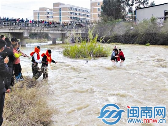 厝邊洪銀泉、洪金福將老人抱住，等待消防隊(duì)員的救援