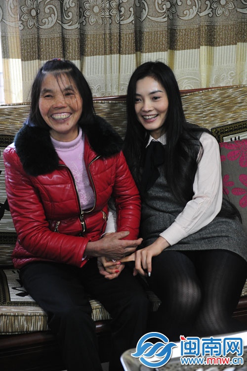 許玲莉與養(yǎng)母劉阿姨的感情很深