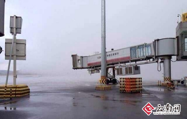 昆明長(zhǎng)水機(jī)場(chǎng)跑道出現(xiàn)云墻2