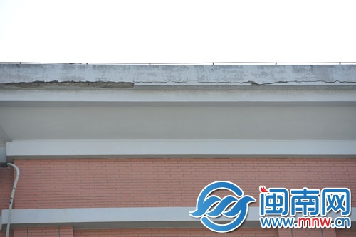 屋頂整條邊檐開裂，隨時有可能掉下水泥塊