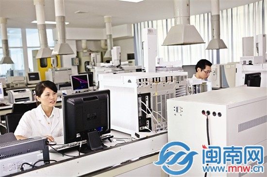 國家茶葉質(zhì)量監(jiān)督檢驗中心(福建)工作人員在測試分