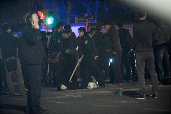 昆明火車站廣場上，警察圍著一名疑似被處置的歹徒