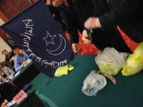 警方搜出疆獨分子旗幟和作案兇器