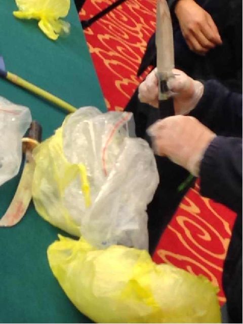 警方搜出疆獨分子旗幟和作案兇器1