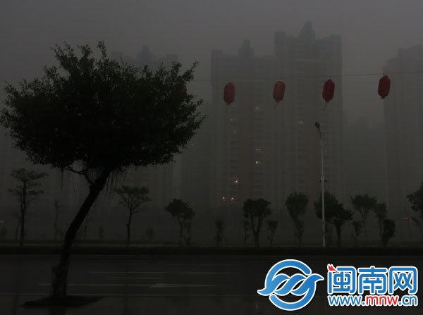 昨日下午3時34分，近乎黑夜，泉州東海一小區(qū)，居民