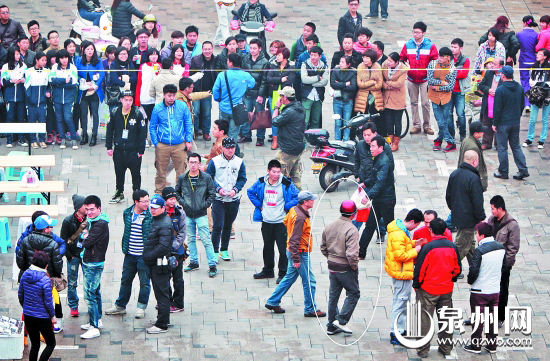 劉德華替身(畫圈處)走出商務(wù)車