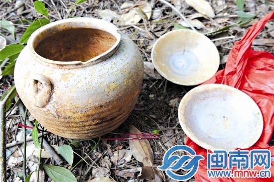 在潘山另一個墓葬發(fā)現(xiàn)的雙系罐（左）和玉碧足碗