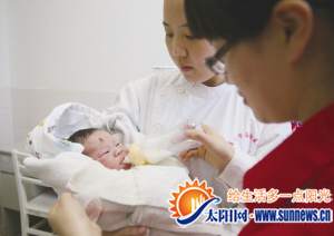 醫(yī)護(hù)人員細(xì)心呵護(hù)這個(gè)奇跡降生的小生命