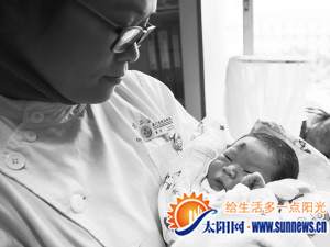 護(hù)士精心照顧小寶寶