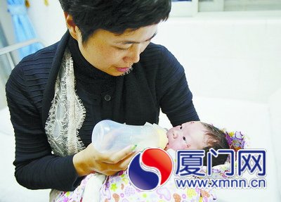 愛(ài)心媽媽趕往醫(yī)院看望寶寶。