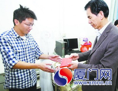 市慈善總會(huì)到醫(yī)院為寶寶送上救助款。