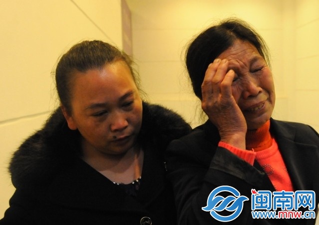 寶寶的奶奶(右)一出機(jī)場,看到接機(jī)的兒子掩面哭泣