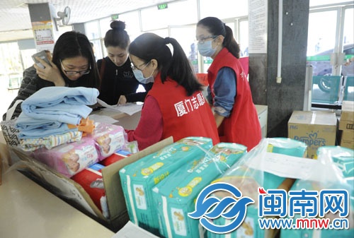 海滄醫(yī)院的愛心捐助點(diǎn)堆滿了愛心人士捐贈(zèng)的嬰兒用品