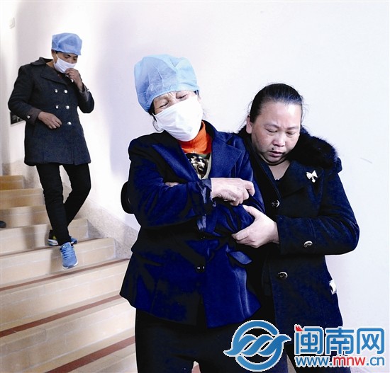 奶奶（前排左）探視完寶寶后，傷心得幾度軟了身子