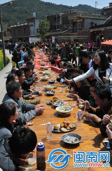 眾多市民品嘗美味的長桌宴