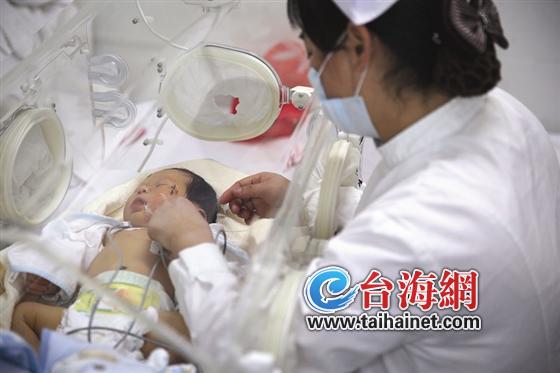 醫(yī)護(hù)人員為寶寶治療