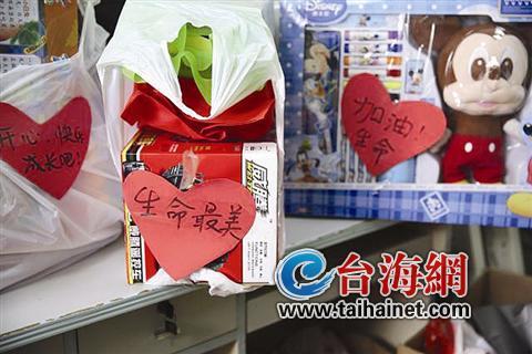 愛心人士給寶寶送來很多禮物