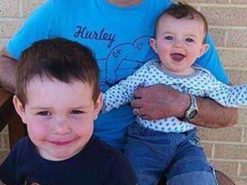 新西蘭乘客商人保羅和兩個(gè)兒子的照片