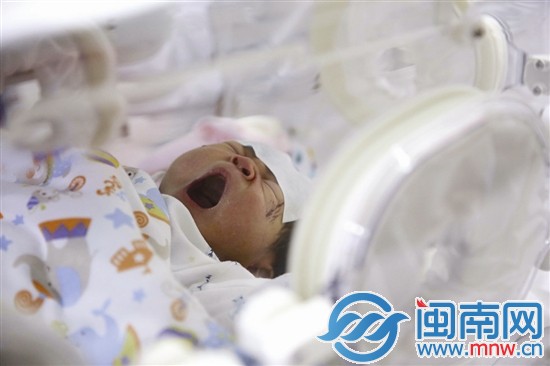 寶寶張嘴打哈欠，臉上的傷已經(jīng)結(jié)痂