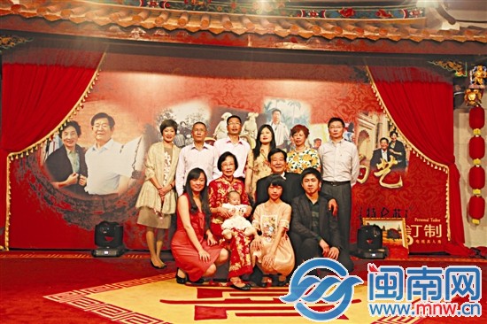 金婚慶典上，老人和家人學(xué)生拍照留念